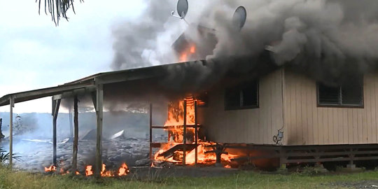 Aliran lahar panas Gunung Kilauea lahap rumah penduduk di Hawaii