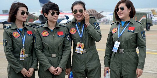 Ini aksi akrobatik empat pilot cantik jet tempur China