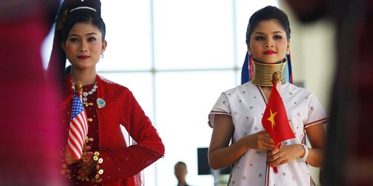 Wanita-wanita cantik meriahkan pembukaan KTT ASEAN Myanmar