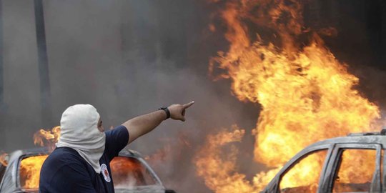 Protes aksi pembantaian, mahasiswa Meksiko bakar kantor kongres