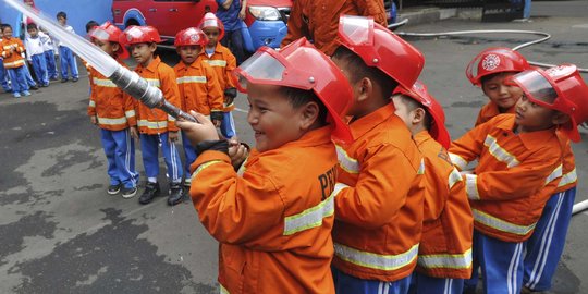 Aksi siswa TK belajar jadi pemadam kebakaran