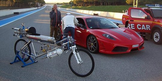 Balapan adu cepat dengan Ferrari, sepeda ini menang!