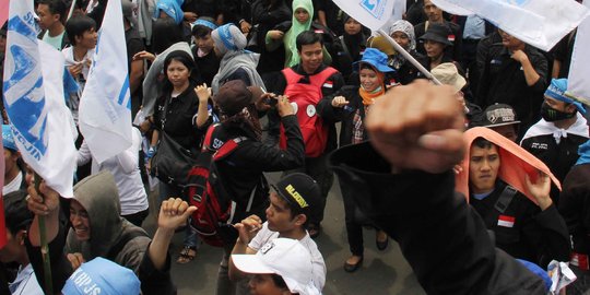 Buruh Jatim: UMK 2015 kalau tidak Rp 2,7, sakitnya tuh di sini