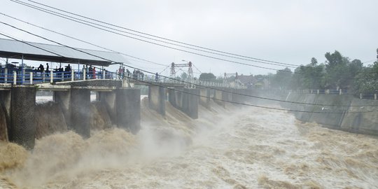 Permukaan Sungai Ciliwung naik, siaga empat banjir