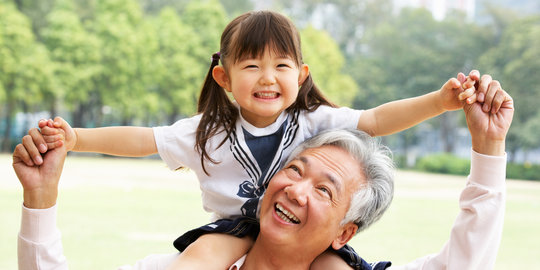 Menjadi kakek dan nenek bisa bikin sehat? Ini 3 buktinya