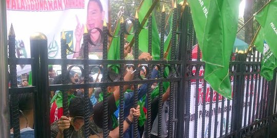 Hujan deras tak surutkan mahasiswa pembela Islam demo tolak Ahok