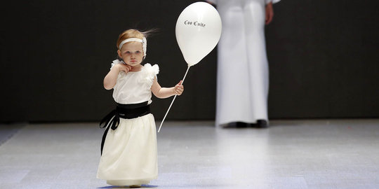 Tingkah lucu balita imut jadi model Belarus Fashion Week