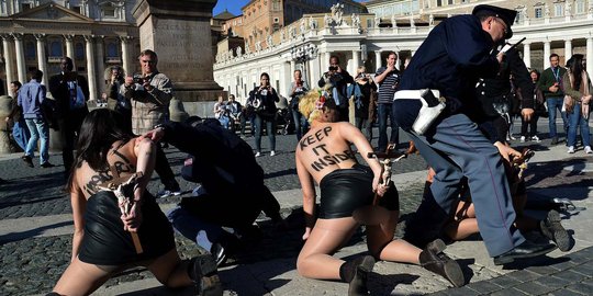 Femen kembali bikin ulah di Santo Petrus Vatikan