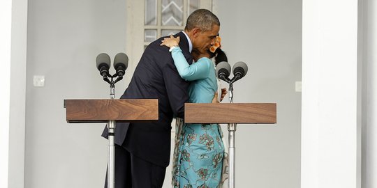 Momen 'bermesraan' Obama dengan Aung San Suu Kyi usai konpers