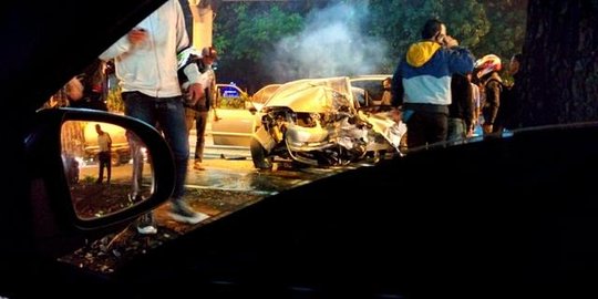 Hyundai ringsek hantam pohon di Sudirman, 1 orang tewas