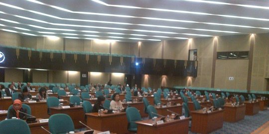 hadir dalam rapat paripurna rev2