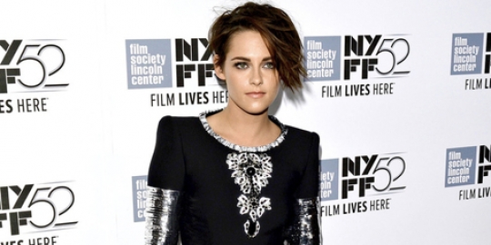 Ups! Gaun Kristen Stewart melorot di atas panggung