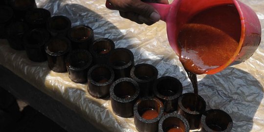 Melihat pembuatan gula merah khas Labuhan Ratu