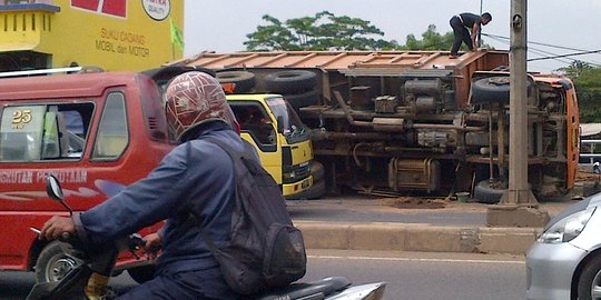 Disetiri kenek, truk bermuatan tanah terguling di Bekasi
