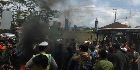 Tolak kenaikan BBM, mahasiswa Bogor blokir akses Tol Jagorawi