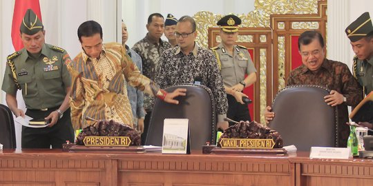 Jokowi kumpulkan semua menteri bahas BBM sampai kartu sakti