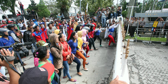 Tuntut kenaikan UMP, buruh ludahi kantor gubernur Sumut