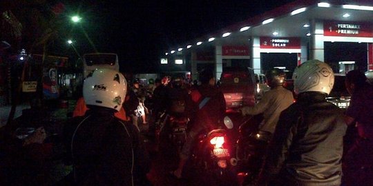 BBM naik, antrean ribuan kendaraan mengular di tiap SPBU