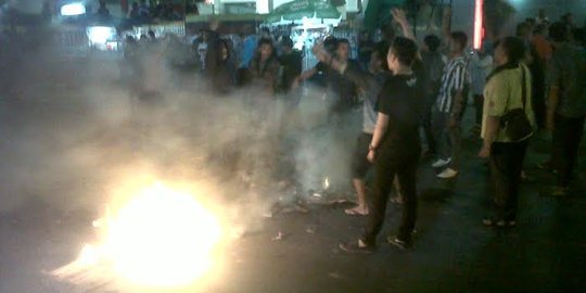 BBM naik, mahasiswa blokir Jalan Cikini Jakarta