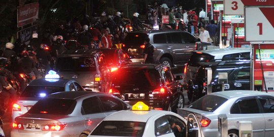 SPBU Radio Dalam ramai antrean, pengendara malah selfie
