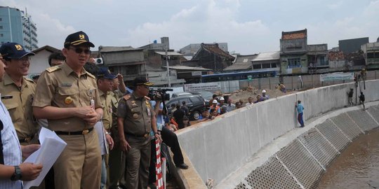 Gaya blusukan Ahok tinjau kesiapan hadapi musim hujan dan banjir