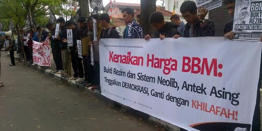 BBM naik, massa HTI geruduk DPRD Bandung