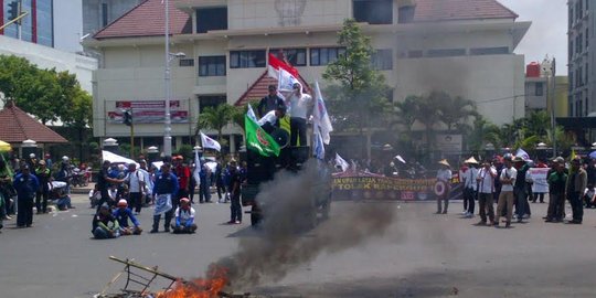 Tolak BBM naik, ratusan buruh blokir Jalan Pahlawan Semarang