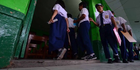 Bangku sekolah terbatas siswa SMP di Mamuju belajar dilantai