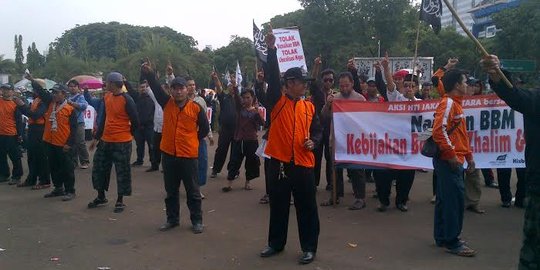 Demo BBM naik depan Istana memanas, massa tiduran tutup jalan