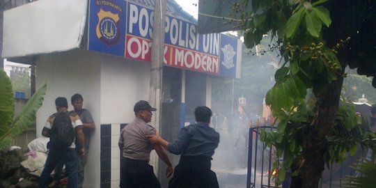 Demo BBM, mahasiswa Yogya bentrok dan bakar pos polisi