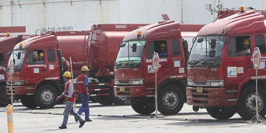 Ramai demo BBM, polisi alihkan jalur truk tangki Pertamina