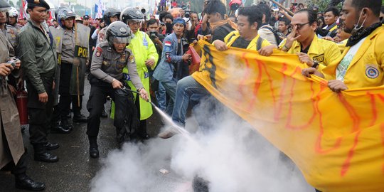 Mahasiswa Malang kepung dan bakar ban di depan depo Pertamina