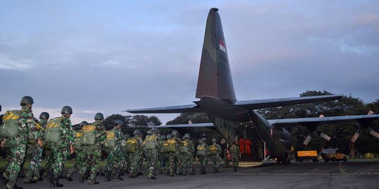 Aksi pasukan Kostrad latihan terjun payung hingga evakuasi medis