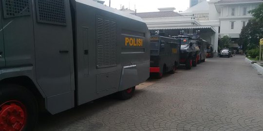 Ahok dilantik, water cannon dan barracuda siaga di Balai Kota