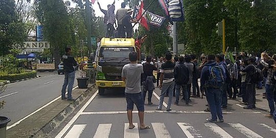 Demo tolak kenaikan BBM, Mahasiswa Bandung sandera truk