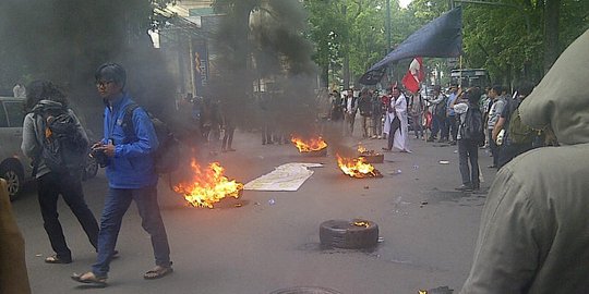 Demo kenaikan BBM, mahasiswa blokir & bakar ban di Dago Bandung