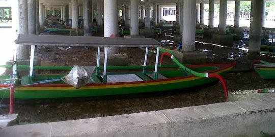 Protes BBM naik, nelayan sandarkan perahu di kolong tol