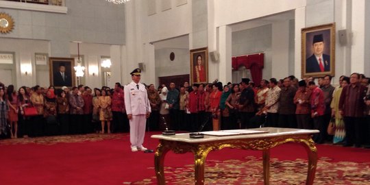 Dilantik jadi gubernur, Ahok pakai seragam lama