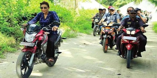 Beredar foto Menteri Susi blusukan naik motor laki