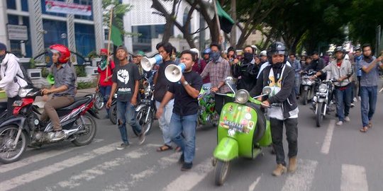 Protes BBM naik, mahasiswa di Medan aksi dorong sepeda motor