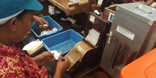 Mengintip produksi rokok kretek asal Kudus