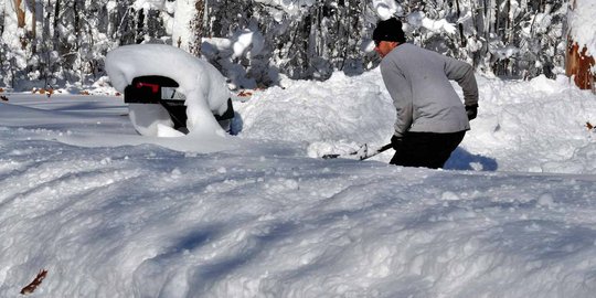 Dahsyatnya badai salju tenggelamkan New York hingga 1,5 meter