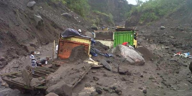 Enam truk penambang pasir terseret banjir lahar dingin 