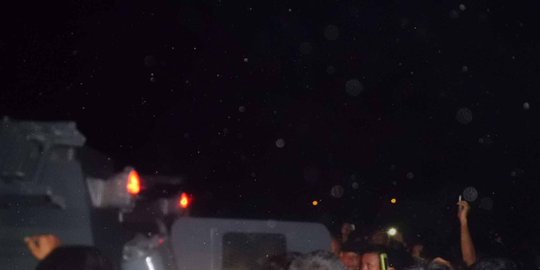 markas brimob di batam pakai senapan otomatis rev1