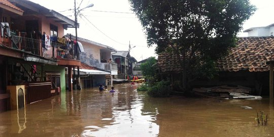 Banjir 3 meter rendam rumah warga di Rawajati, Pancoran