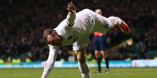Rooney rela akrobat demi sang anak