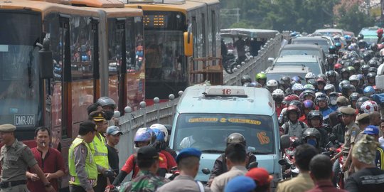 Jatinegara kebanjiran, lalu lintas menuju Matraman macet parah