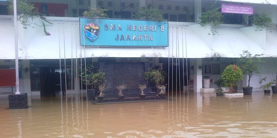 Sekolah kebanjiran, siswa SMA 8 Jakarta dan guru foto bersama