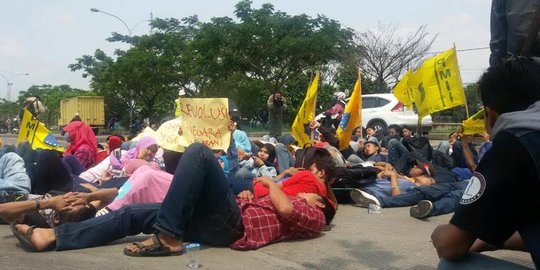 Demo BBM, mahasiswa di Bandung lakukan aksi tidur di jalan