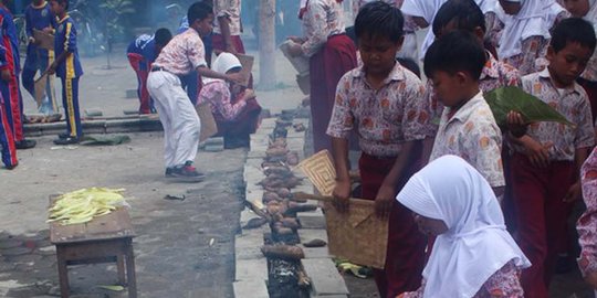 Prihatin rakyat miskin, siswa SD Kediri ramai-ramai bakar ketela